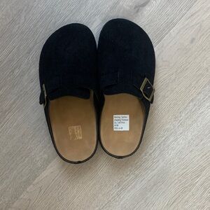 SHEIN Kids Black Suede Slippers with Buckle